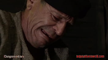 Пытает деревенскую девушку в сарае